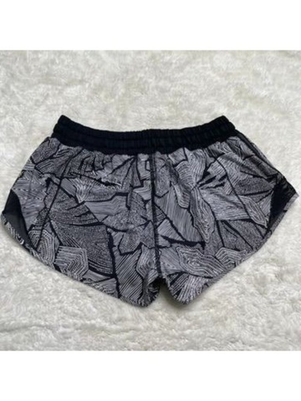 Lululemon Hotty Hot Shorts Size 6 Dottie Tribe White Black 2 Inch Inseam